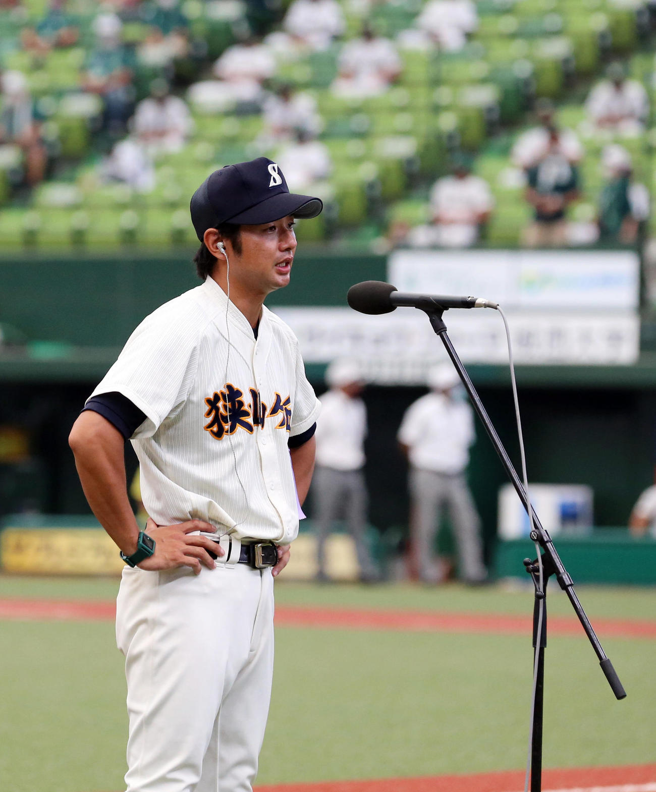 昌平対狭山ケ丘　優勝を決め目に涙を浮かべインタビューに答える狭山ケ丘・平沢監督（撮影・垰建太）