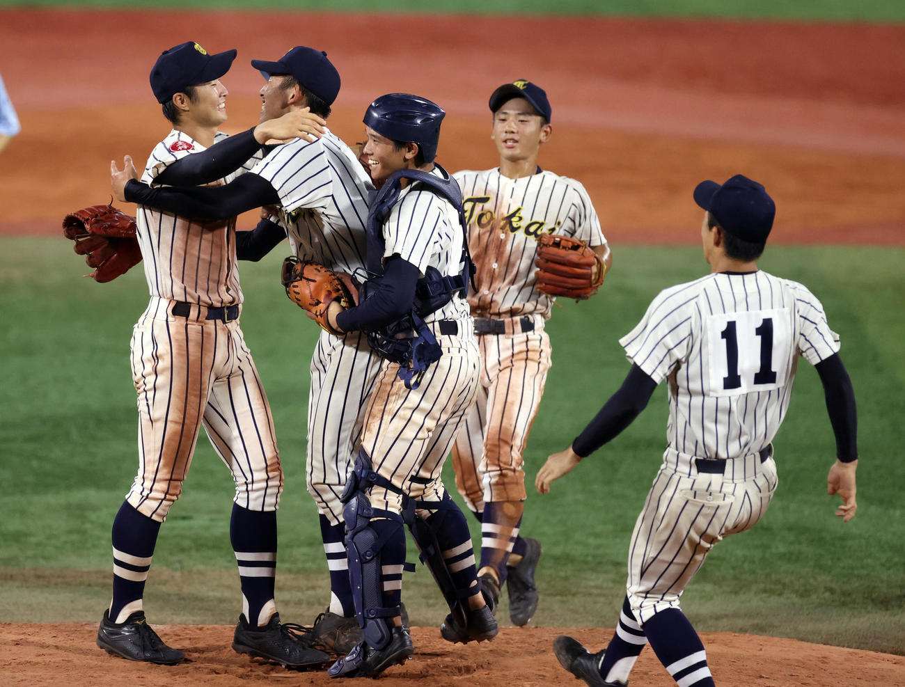 東海大相模対相洋　優勝を決め歓喜の輪を作る神里（中央）ら東海大相模ナイン（撮影・狩俣裕三）