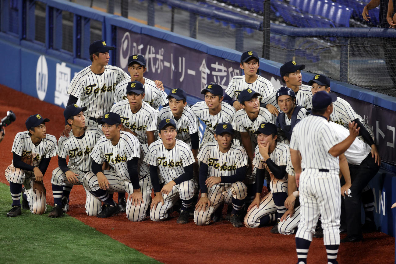 東海大相模対相洋　試合後、記念撮影する東海大相模の選手たち（撮影・狩俣裕三）