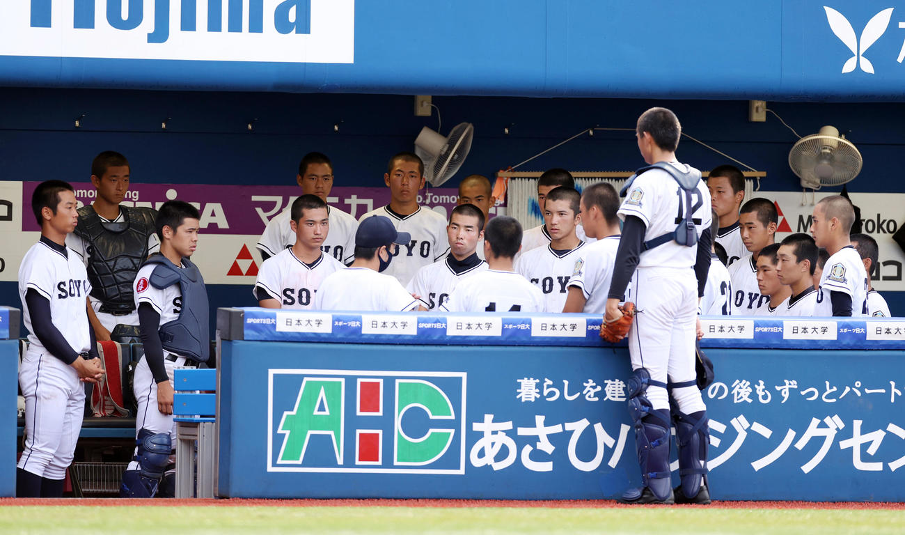 東海大相模対相洋　試合前、ベンチで円陣を組む相洋の選手たち（撮影・狩俣裕三）