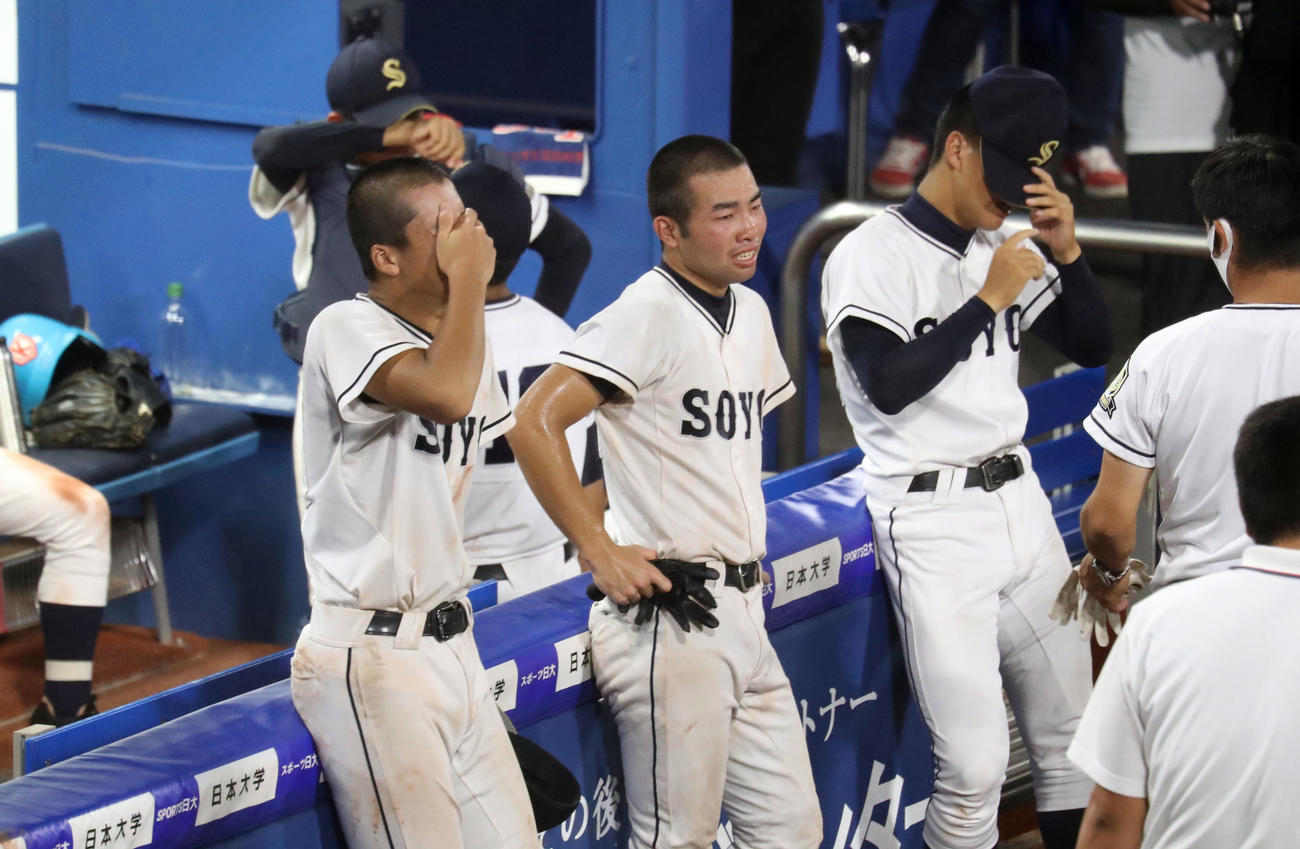 東海大相模対相洋　試合後、泣きじゃくる相洋の選手たち（撮影・狩俣裕三）