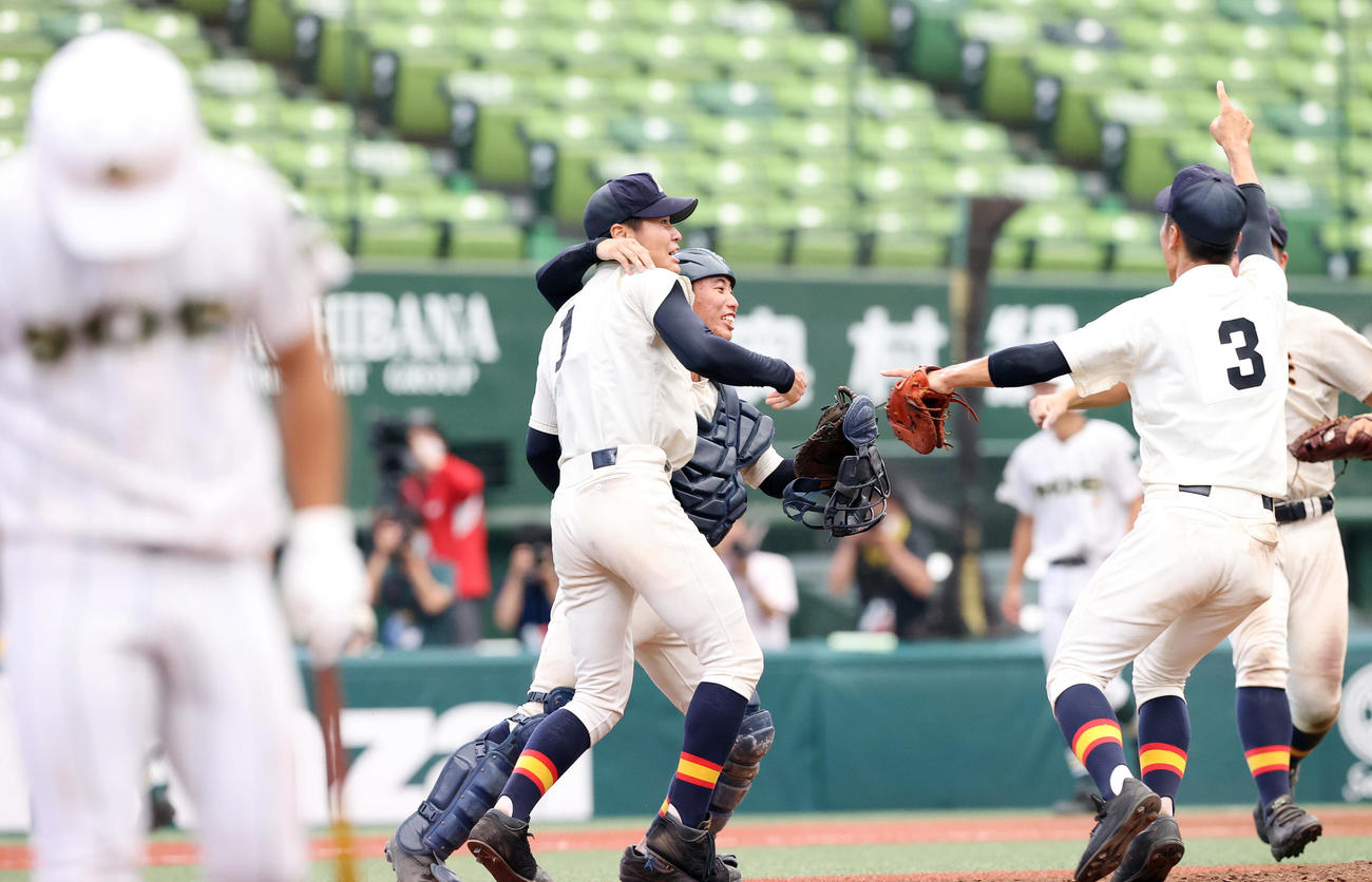 昌平対狭山ケ丘　昌平に勝利し歓喜する清水（中央左）ら狭山ヶ丘ナイン（撮影・垰建太）