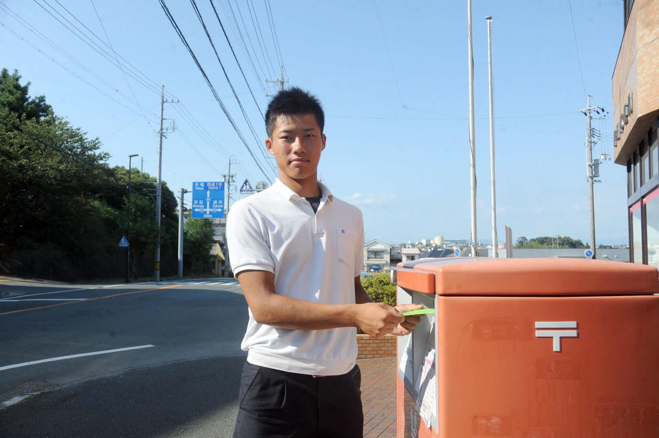 プロ志望届を郵便ポストへ投函（とうかん）する磐田東高の二俣