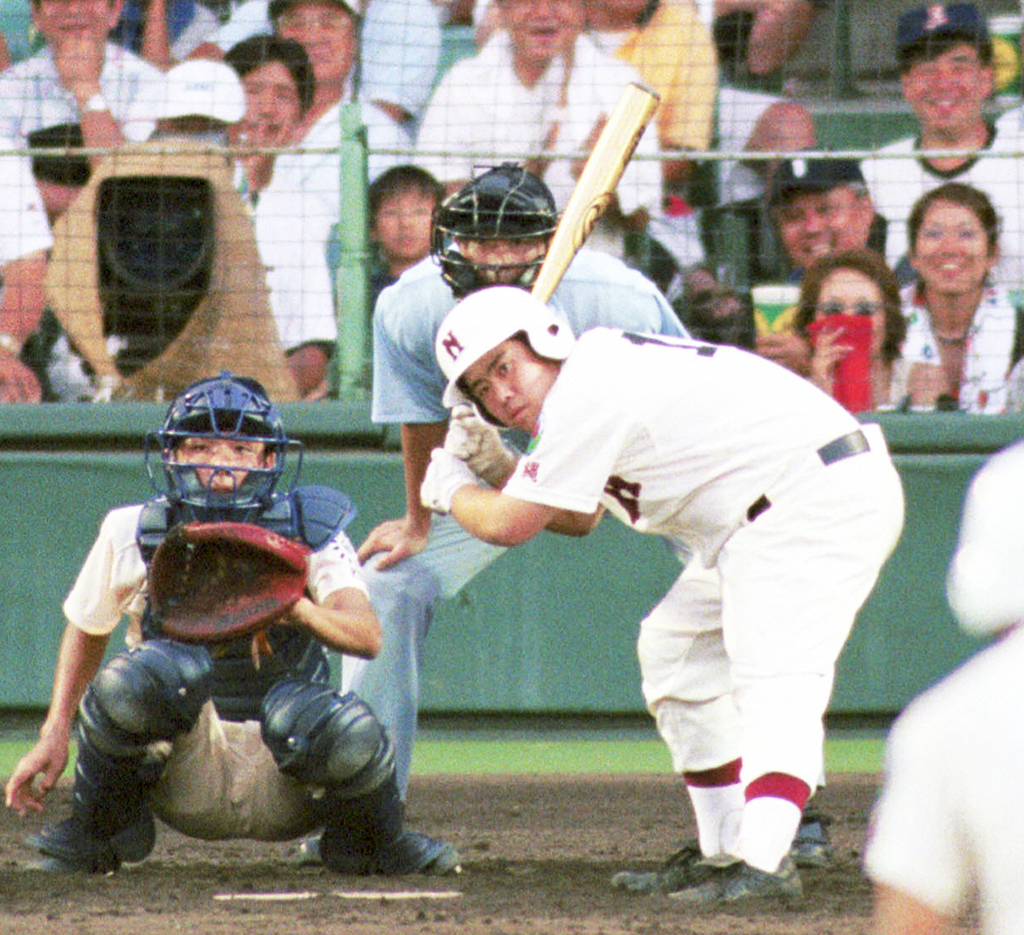 00年夏の甲子園の育英戦、7回に代打で出場した那覇・比嘉忠志は極端なクラウチングスタイルで構える