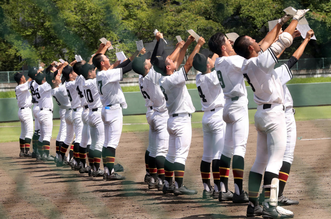 福島対福島東　試合前に空に向かって、なりたい自分、理想の自分などを記した「アファーメーション」を掲げる福島の選手たち（撮影・野上伸悟）