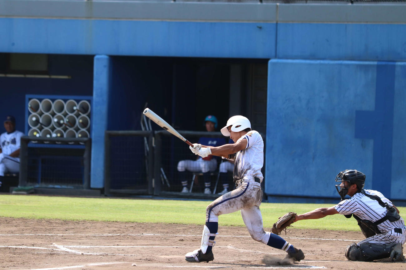 8月5日、準々決勝の水城戦で適時打を放つ霞ケ浦・小田倉