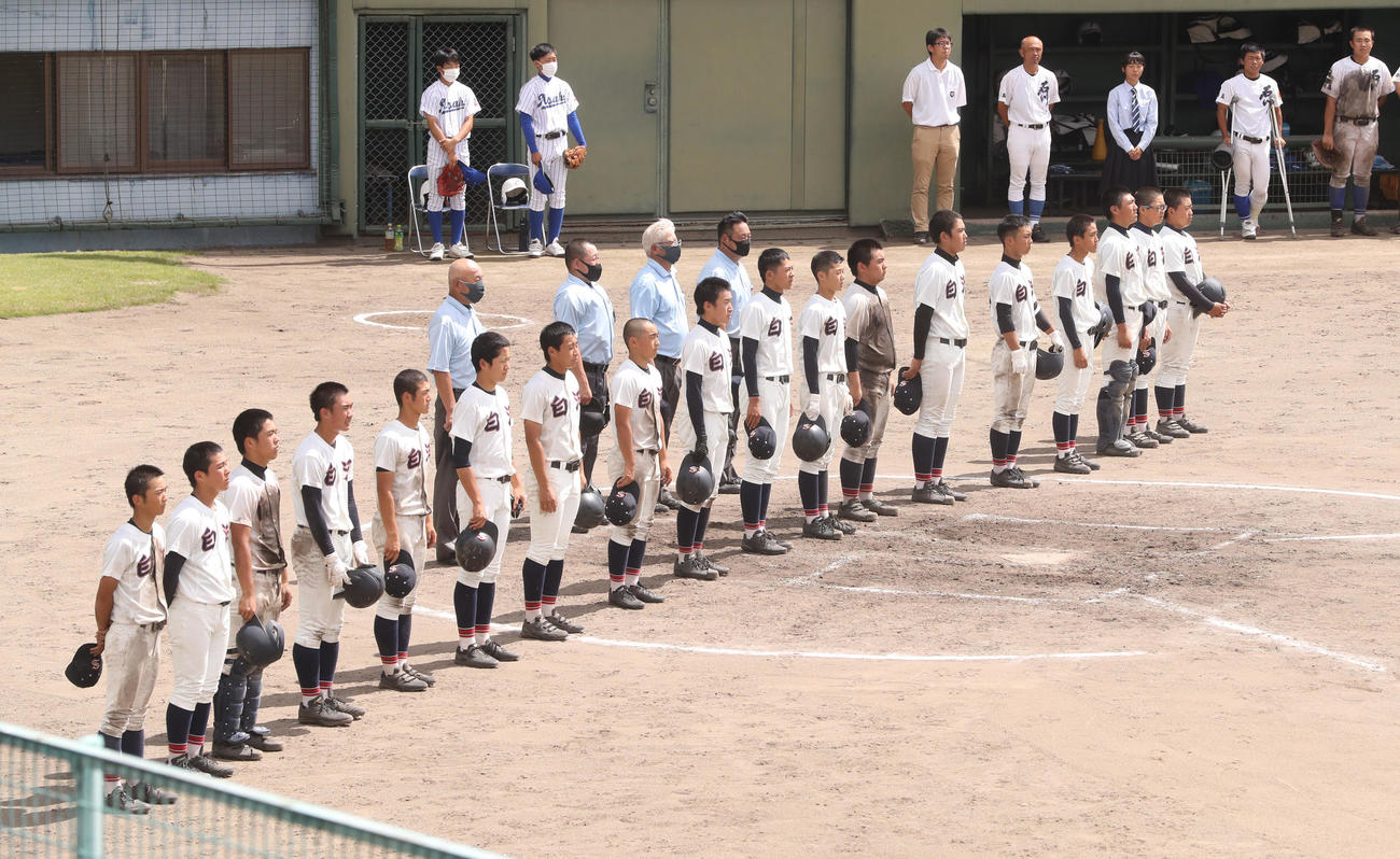 石川対白河　6回コールド勝ちし校歌を聞く白河の選手たち（撮影・野上伸悟）