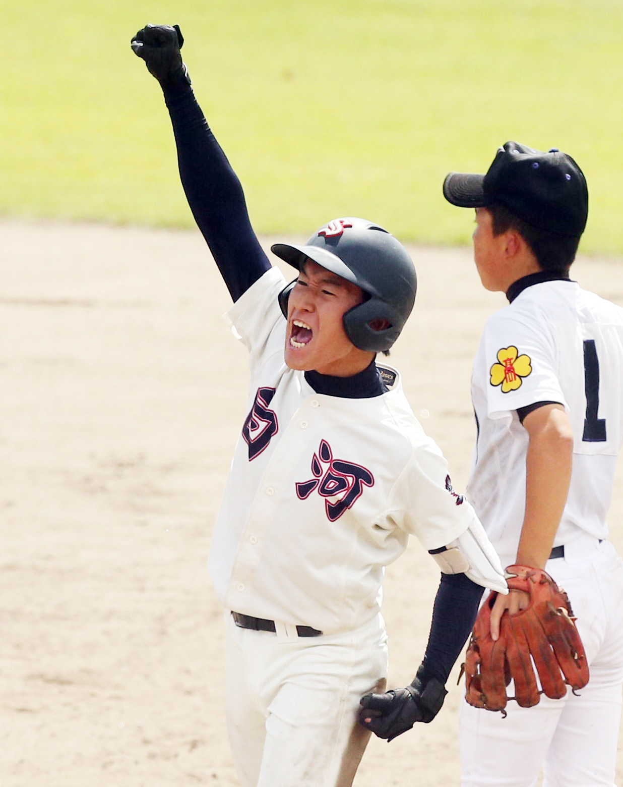 石川対白河　5回裏白河1死二、三塁、コールド勝ちを決める左適時二塁打を放ちガッツポーズで喜ぶ佐藤俊（撮影・野上伸悟）