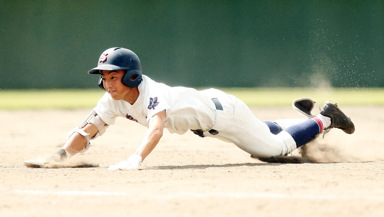 石川対白河　5回裏白河2死一、二塁、右適時三塁打でヘッドスライディングする赤城主将（撮影・野上伸悟）