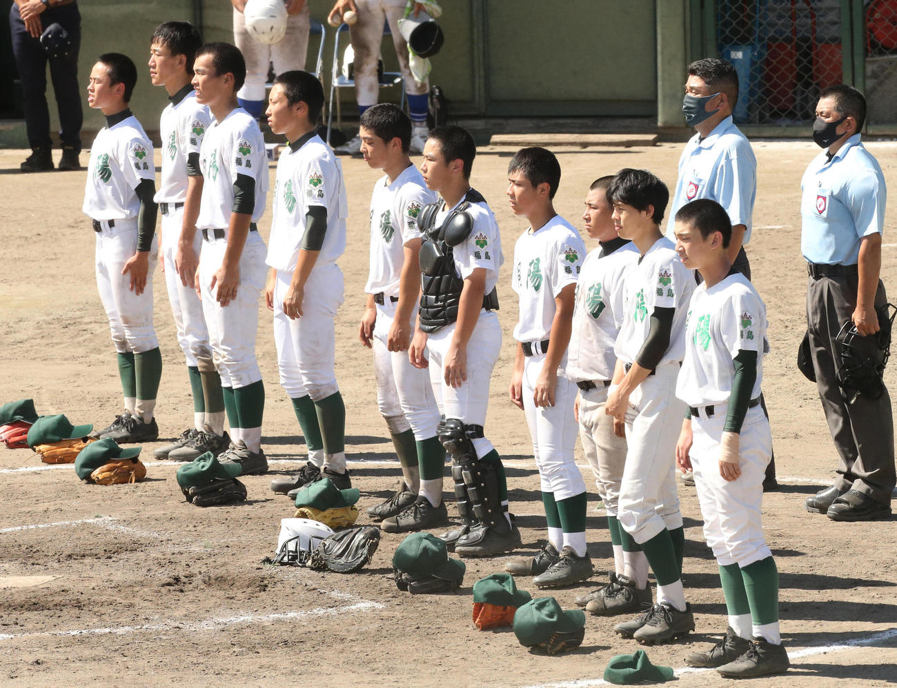 清陵情報・長沼対須賀川桐陽　逆転勝ちし校歌を聞く須賀川桐陽の10人（撮影・野上伸悟）