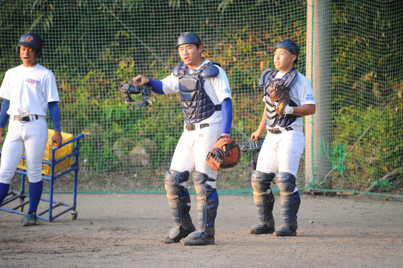 合同練習会に向け、捕手の練習をする荒木（中央）