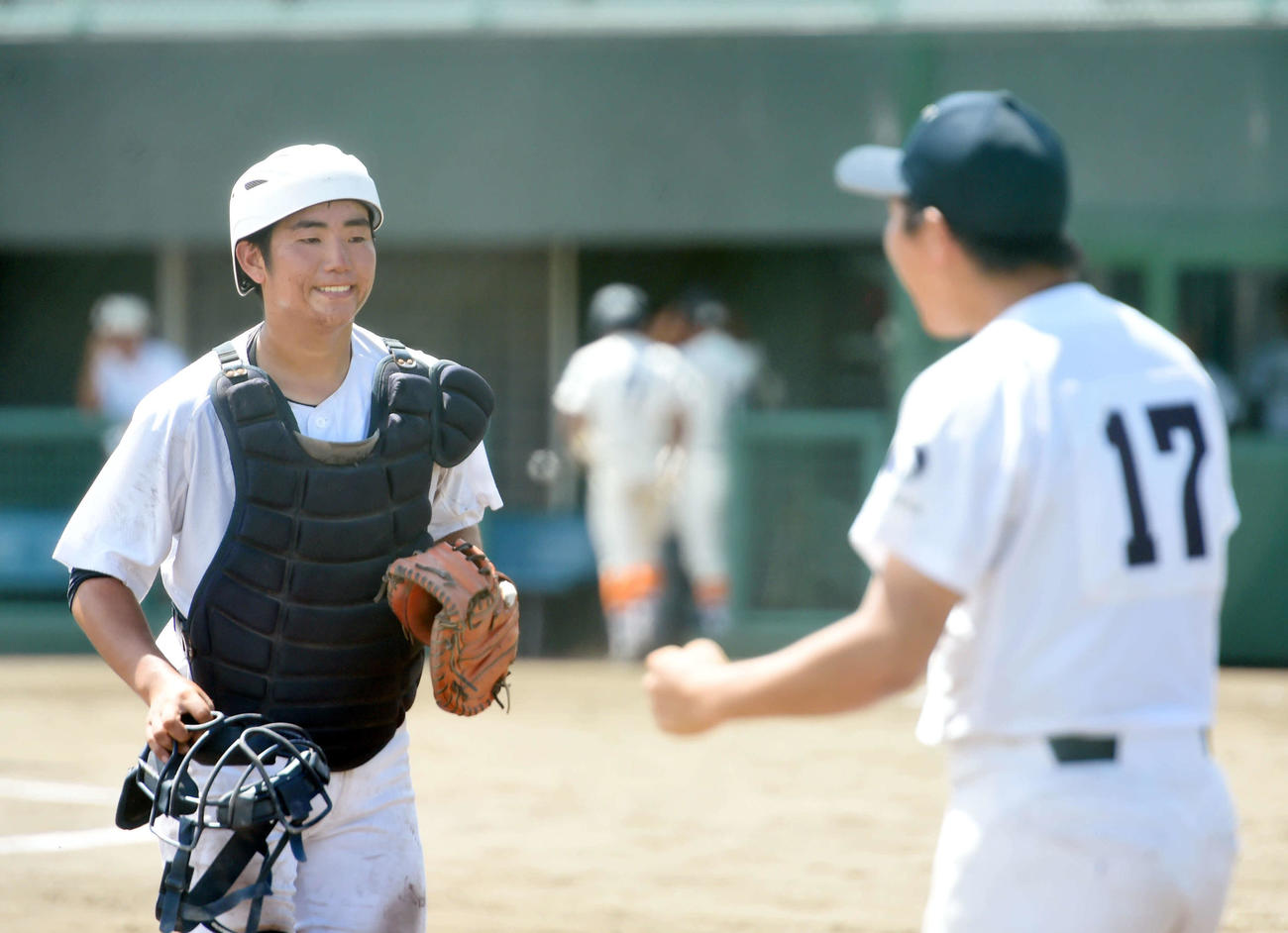 保原対福島成蹊　8回表保原2死一、三塁、二盗を阻止した福島成蹊・松本（左）（撮影・相沢孔志）