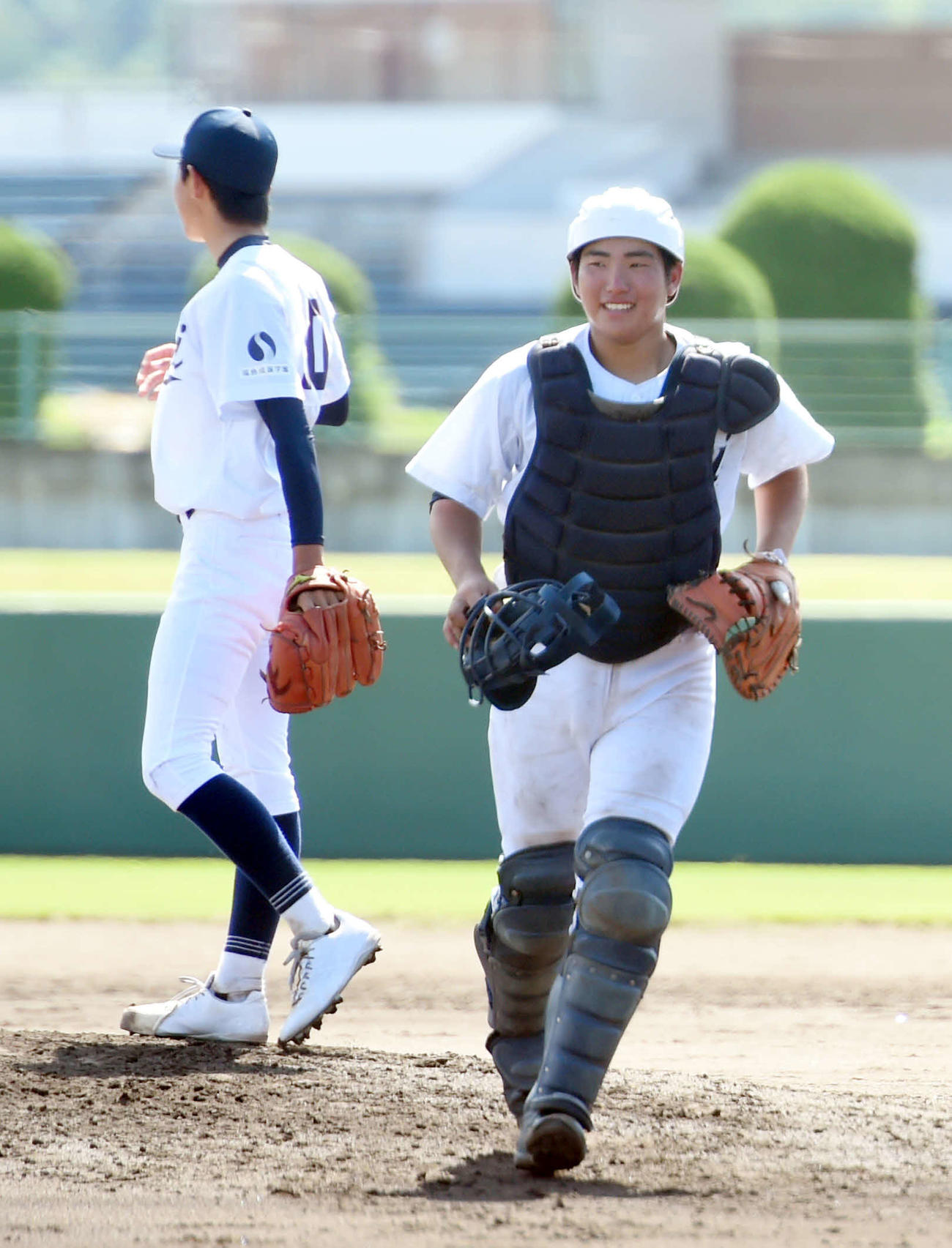 保原対福島成蹊　2番手で登板した宍戸紘（左）に声をかけ、守備位置に戻る福島成蹊・松本（撮影・相沢孔志）