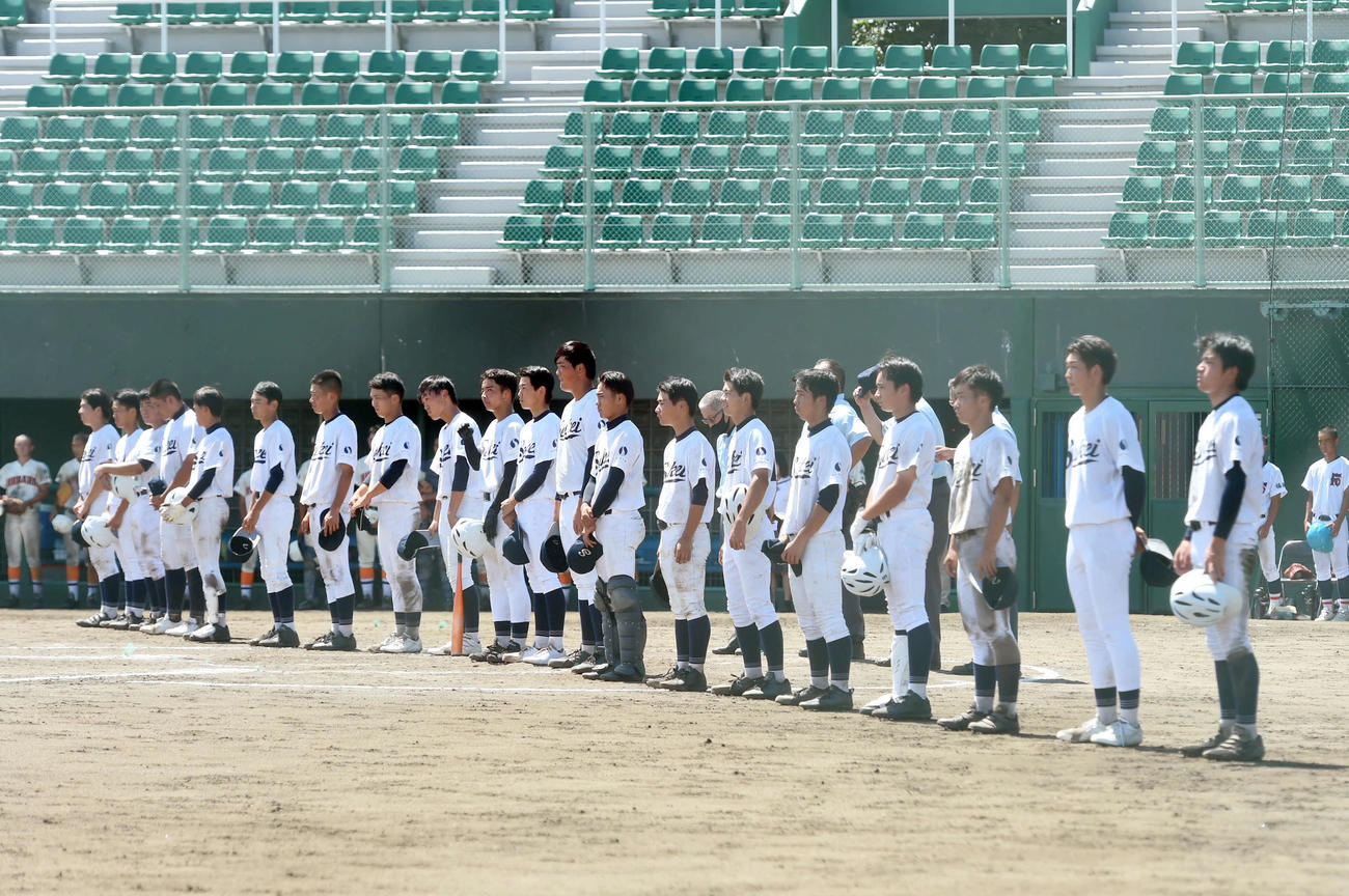 保原対福島成蹊　試合に勝利し、整列する福島成蹊の選手たち（撮影・相沢孔志）