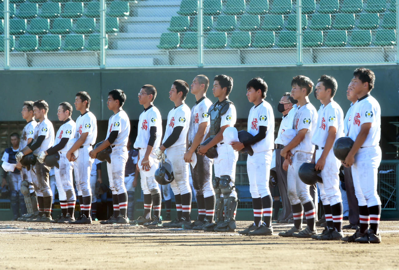 福島北対橘　試合に勝利し、整列する橘の選手たち（撮影・相沢孔志）