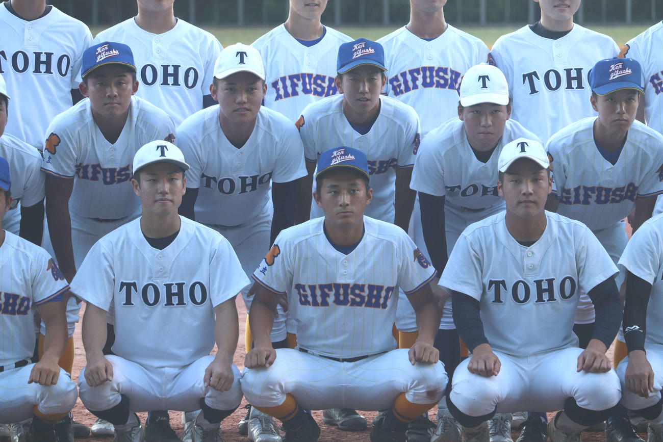 試合前、東邦と県岐商の選手は合同で記念撮影を行った