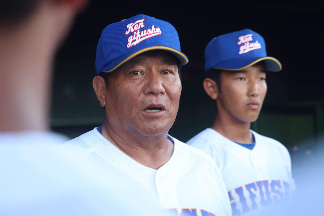 試合前に選手に声をかける県岐阜商・鍛治舎監督