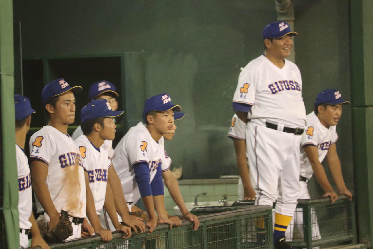 戦況を笑みを浮かべながら見つめる県岐阜商の鍛治舎監督（右）とナイン