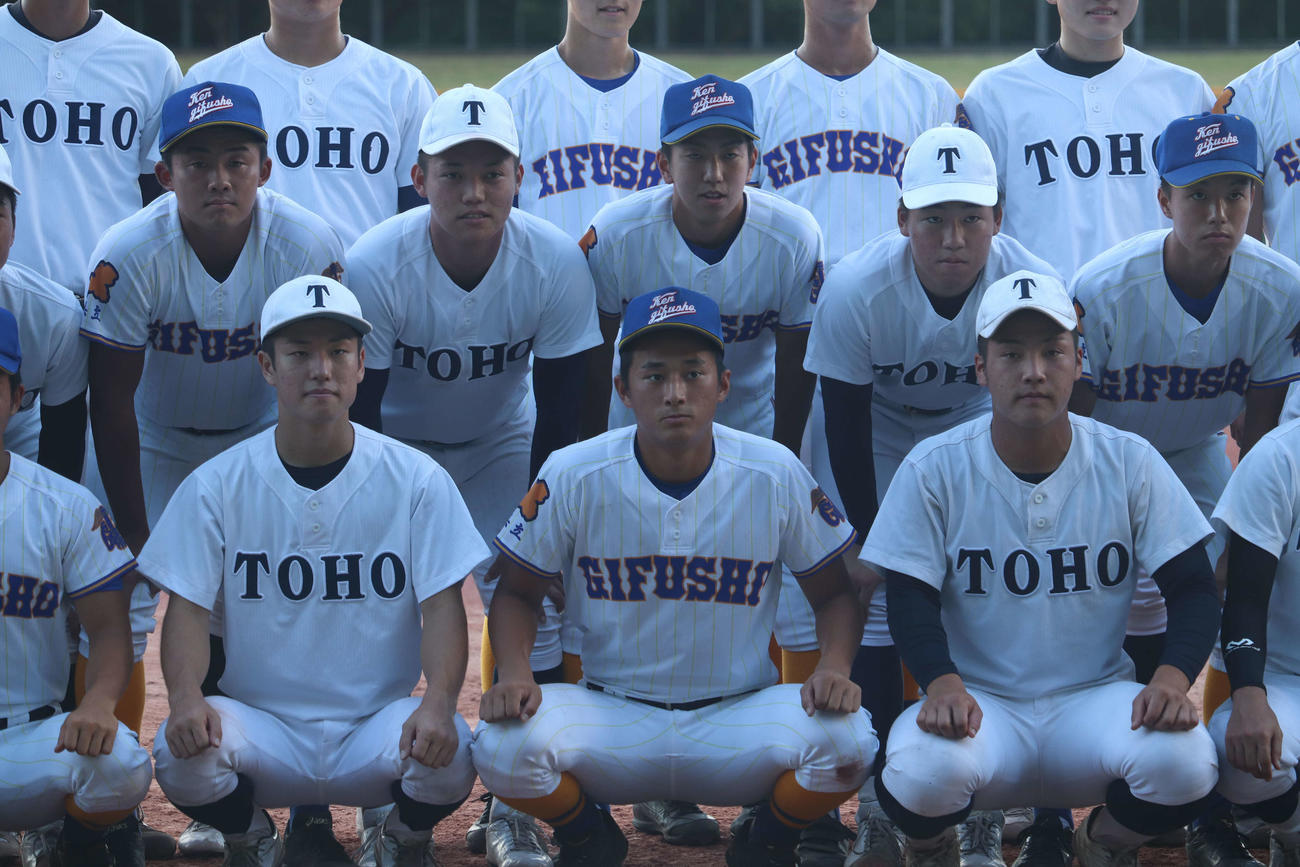 試合前、東邦と県岐阜商の選手は合同で記念撮影を行った