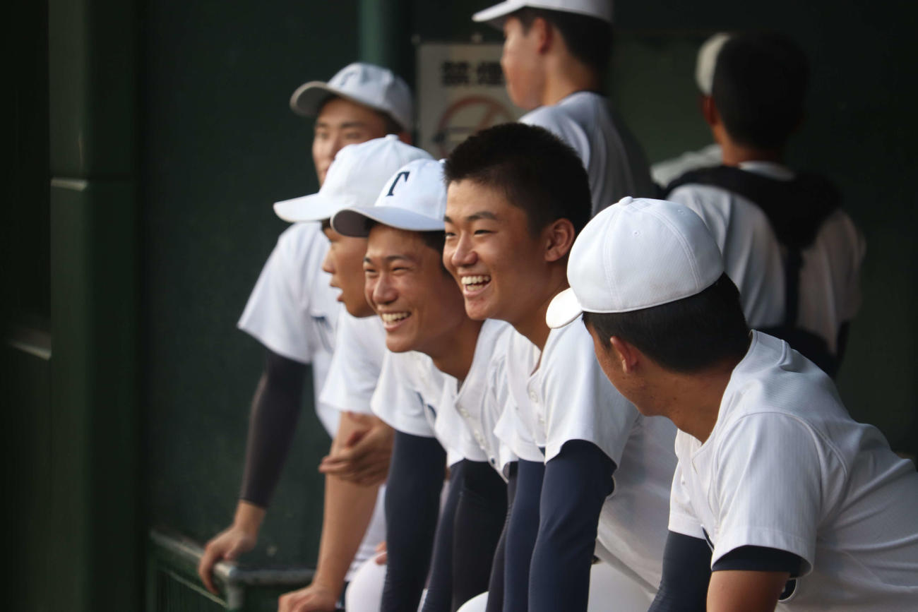 劣勢の試合展開でも最後の試合を笑顔で見つめる東邦ベンチ