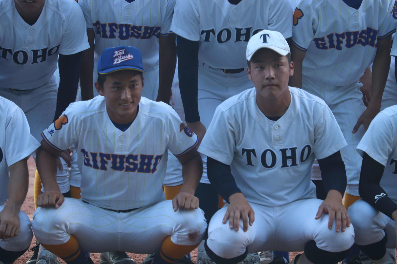 試合前、東邦と県岐商の選手は合同で記念撮影を行った