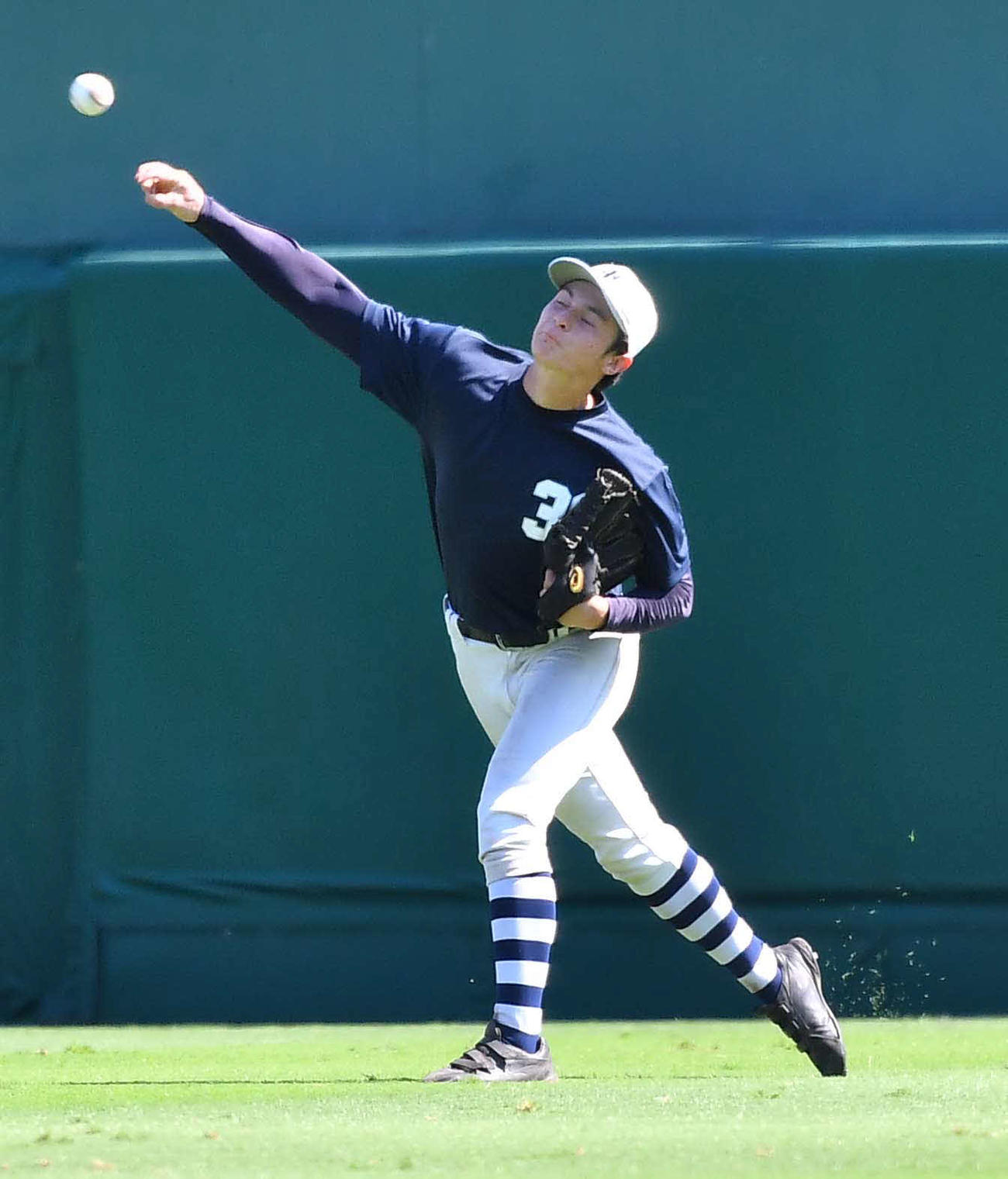 プロ志望高校生合同練習　シートノックで強肩を披露する武田・重松マーティン春哉（撮影・上田博志）