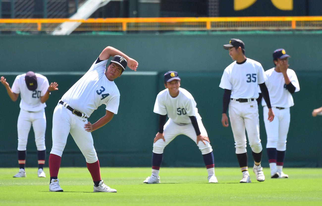 プロ志望高校生合同練習　準備運動をする大阪桐蔭・西野力也（左から2人目）ら（撮影・上田博志）
