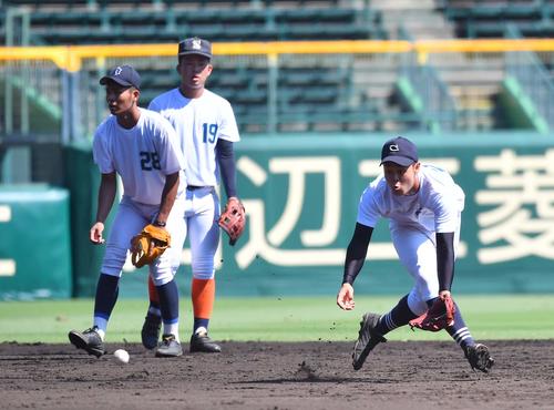 プロ志望高校生合同練習 シートノックを受ける中京大中京・中山礼都(右)(撮影・上田博志)