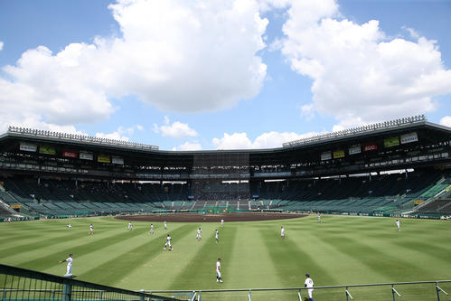 甲子園球場の外野でウオーミングアップを行う参加選手たち(撮影・前田充)