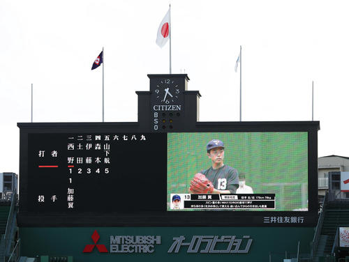 室内練習場の様子を映し出す大型ビジョン（撮影・前田充）