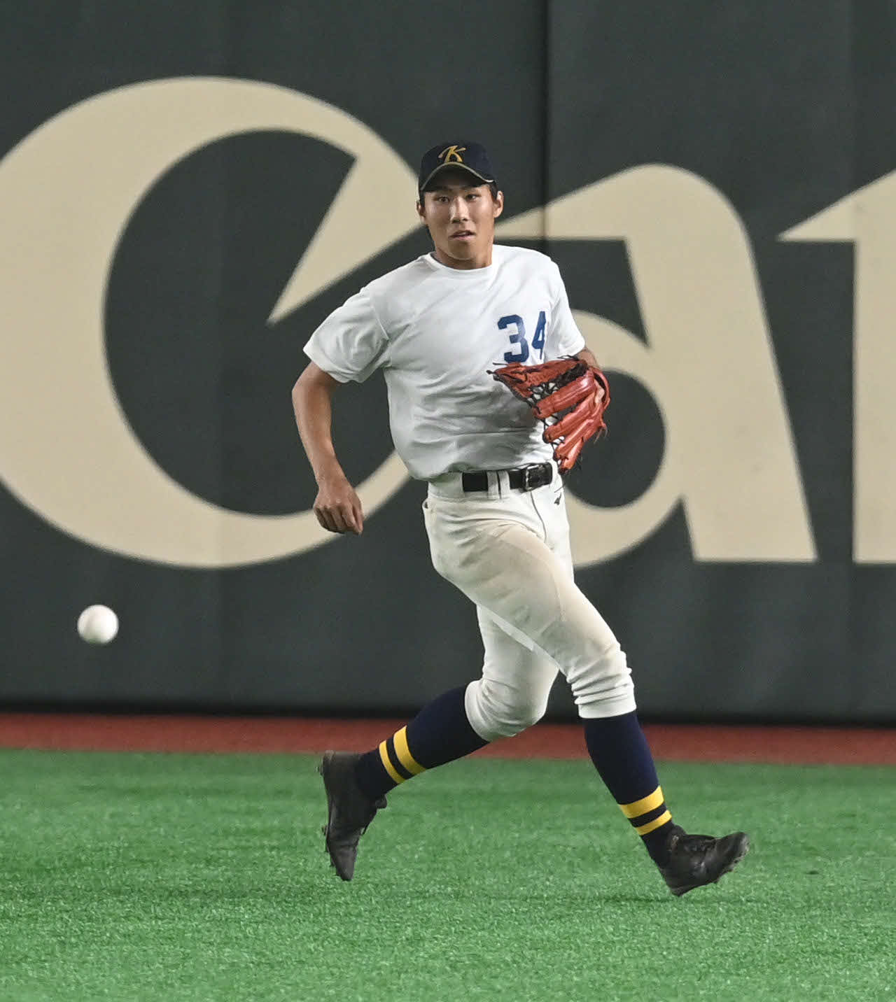 中堅でノックを受ける啓明学園・菊池（撮影・山崎安昭）