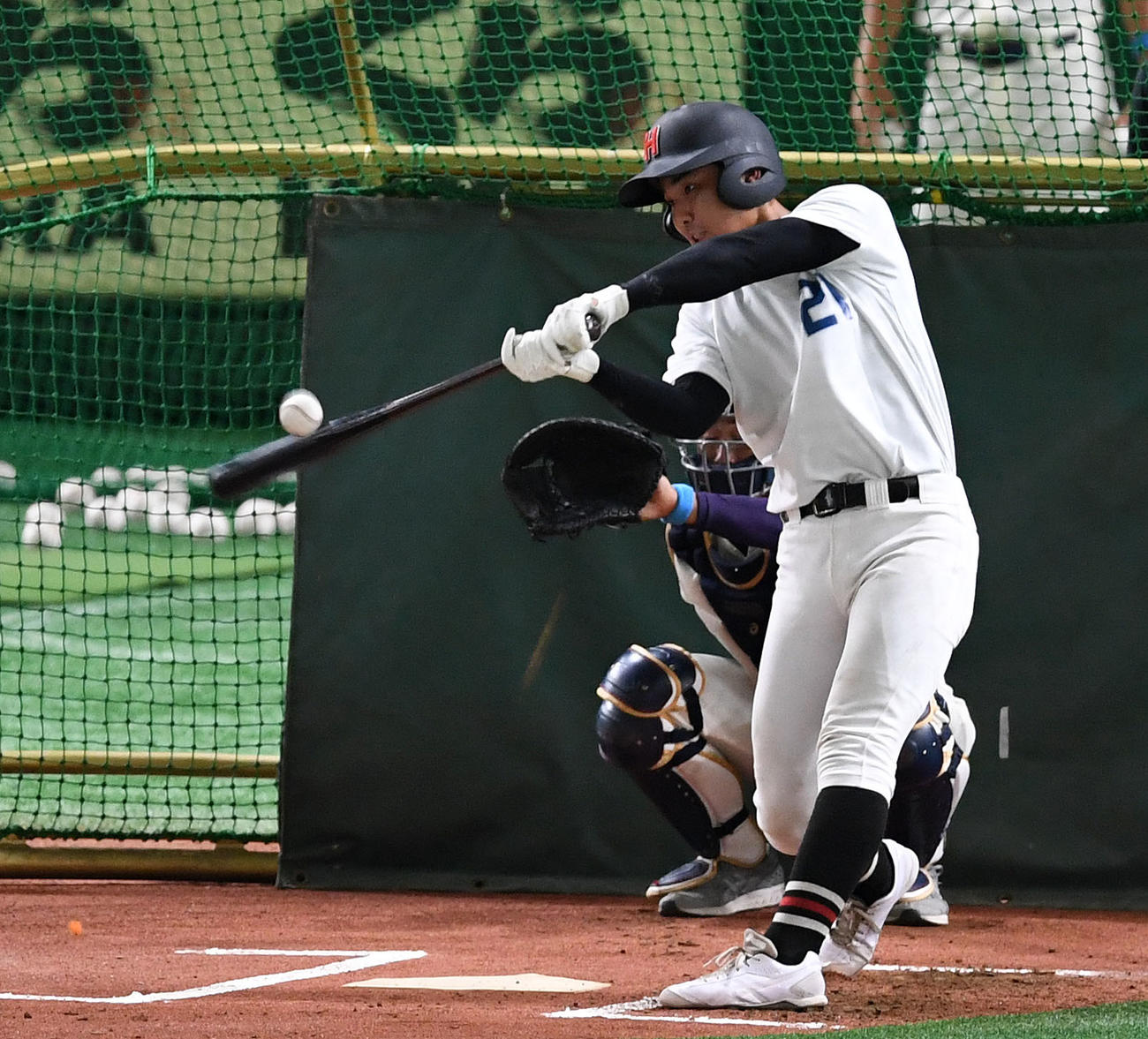 フリー打撃で快音を響かせる弘前東・藤田（撮影・横山健太）
