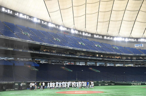 東京ドームのプロ志望高校生合同練習会に参加した選手たちがミーティングを開く（撮影・山崎安昭）