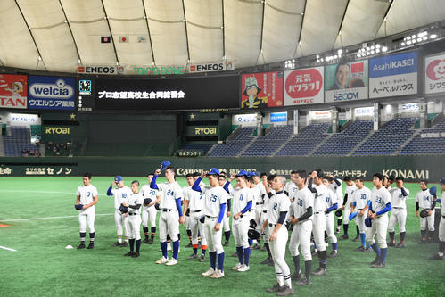 東京ドームで開かれたプロ志望高校生合同練習会で指示を仰ぐ参加者（撮影・山崎安昭）