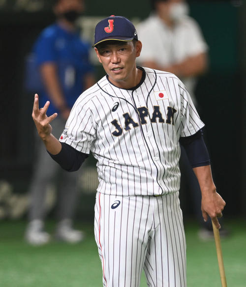 プロ志望高校生合同練習会でノッカーを務めた日本代表井端コーチ（撮影・山崎安昭）