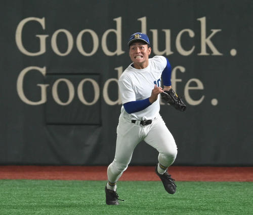 右翼でノックを受ける青藍泰斗・石川（撮影・山崎安昭）