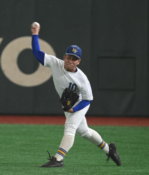 右翼から鋭い送球をする青藍泰斗・石川（撮影・山崎安昭）