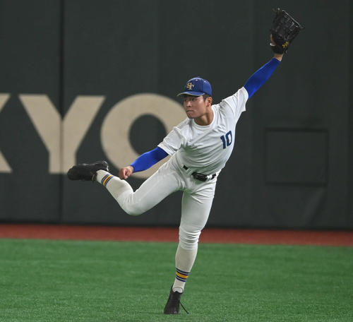 右翼から鋭い送球をする青藍泰斗・石川（撮影・山崎安昭）