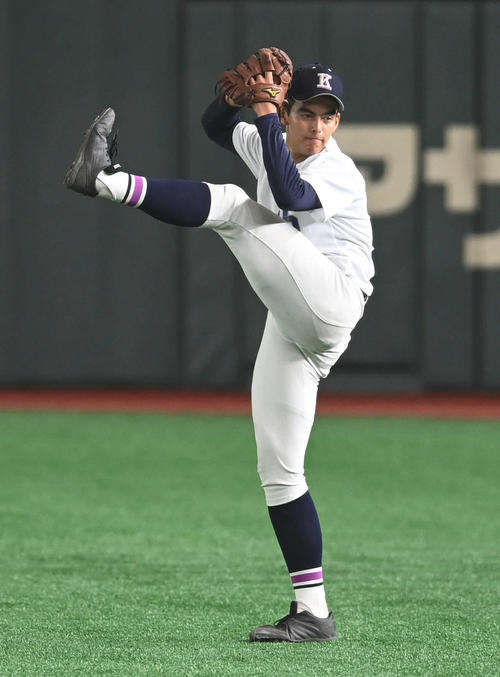 足を高々と上げてキャッチボールする国学院栃木・シャピロ（撮影・山崎安昭）