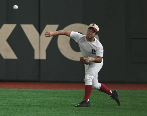 右翼から鋭い送球をする春日部共栄・平尾（撮影・山崎安昭）