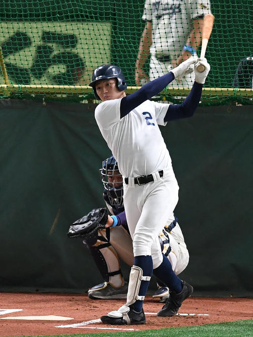 フリー打撃で快音を響かせる埼玉栄・内田（撮影・横山健太）