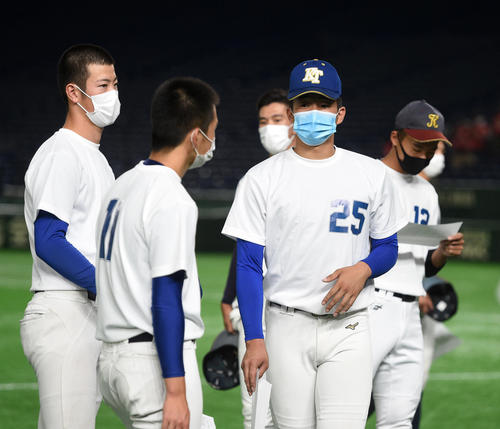 練習前に、高崎健康福祉大高崎・下（右から2人目）は高崎健康福祉大高崎・鈴木と話す（撮影・柴田隆二）