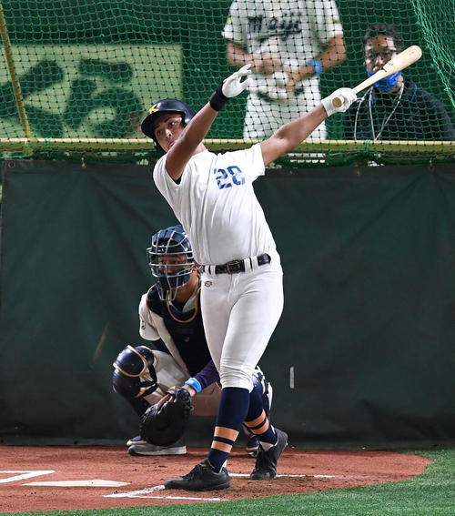 フリー打撃で快音を響かせる川越工・関口（撮影・横山健太）