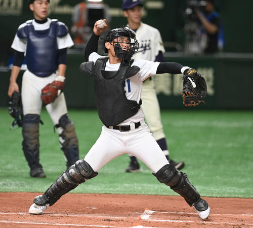 ノックで二塁へ送球する弘前東・藤田（撮影・山崎安昭）