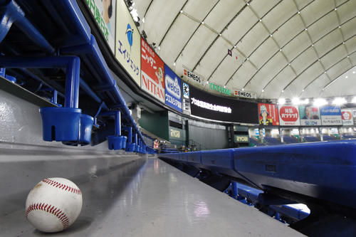 青藍泰斗・石川がフリー打撃でレフトスタンドへ飛ばしたボール（撮影・横山健太）