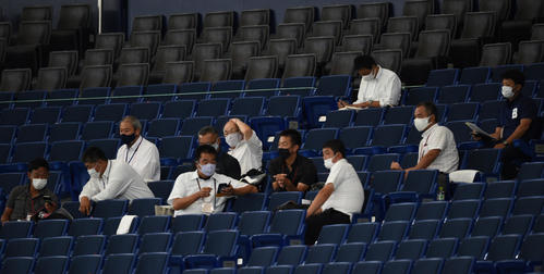 プロ志望高校生合同練習会を視察するスカウト陣（撮影・柴田隆二）