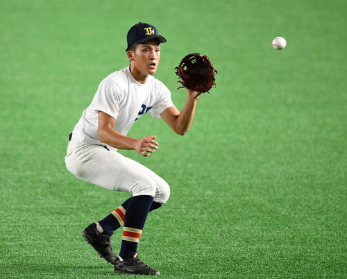 シートノックで軽快な動きを見せる上田西・高寺（撮影・横山健太）