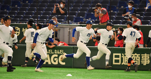 ベンチ前でダッシュする高崎健康福祉大高崎・下（中央）（撮影・柴田隆二）