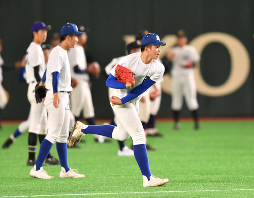 高崎健康福祉大高崎・下（手前）はキャッチボールする（撮影・柴田隆二）