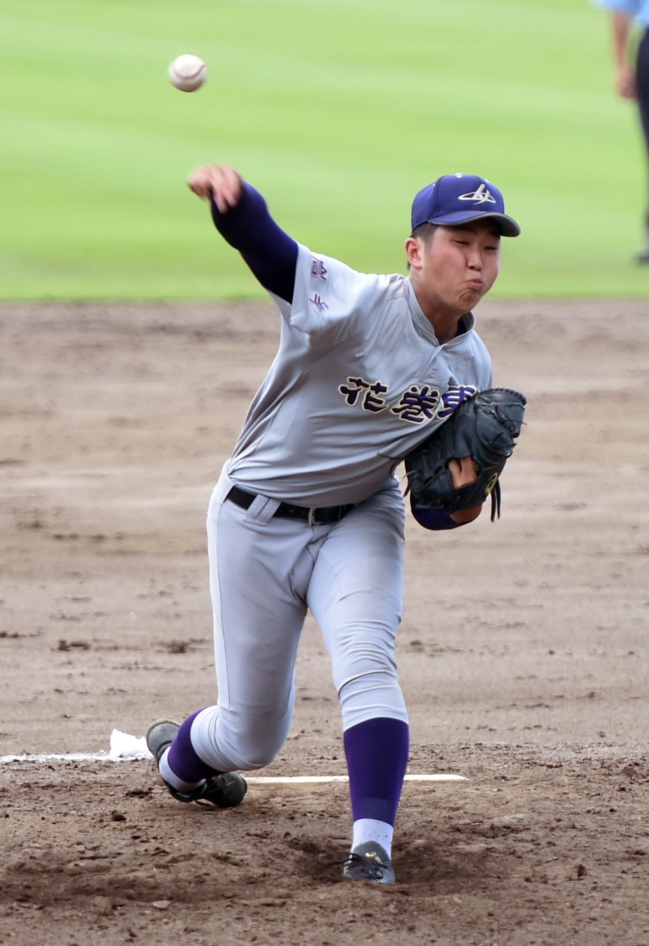 7月23日、岩手独自大会準決勝で力投する花巻東・松本